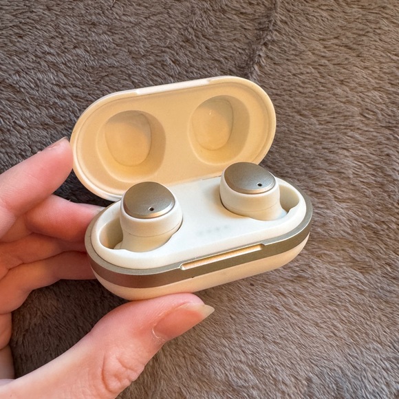 NWOT Heyday Wireless Earbuds and Case - Picture 9 of 12